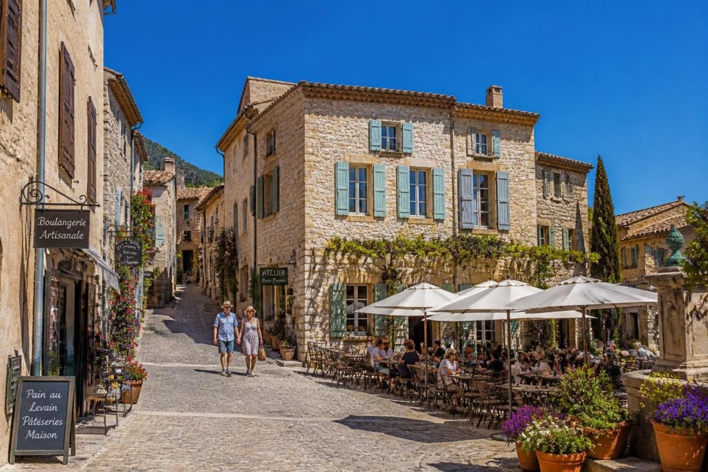 découvrez tourtour dans le var, un charmant village bastide plein de caractère, avec ses ruelles pittoresques et ses bonnes adresses à ne pas manquer pour une expérience authentique.