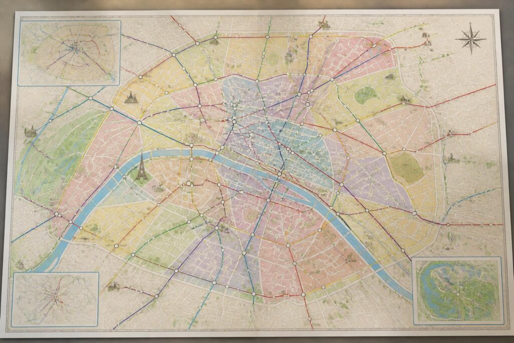téléchargez gratuitement notre plan touristique de paris avec le métro et les quartiers pour explorer facilement la ville lumière.