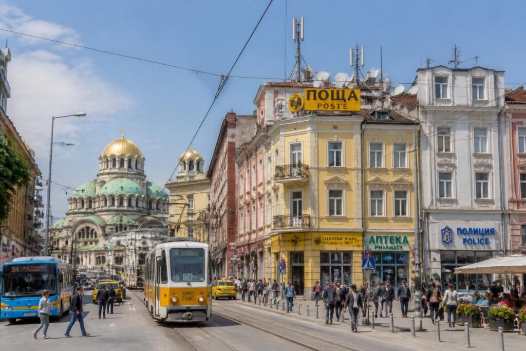découvrez le centre-ville dynamique de sofia en bulgarie, explorez ses radios locales et accédez aux services essentiels pour une visite complète et enrichissante.