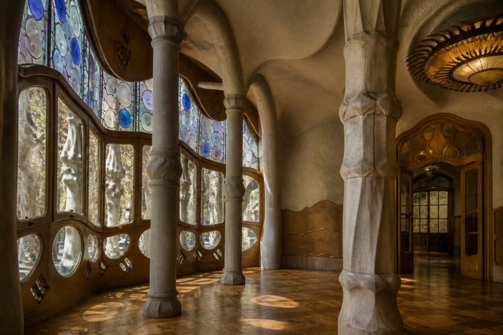 découvrez la casa battló de gaudí à barcelone, explorez ses secrets architecturaux et plongez au cœur de son intérieur unique lors d'une visite inoubliable.