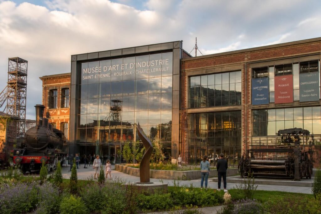 explorez le musée d’art et d’industrie à travers les villes de saint-étienne, roubaix et châtellerault et découvrez leur riche patrimoine industriel et artistique.