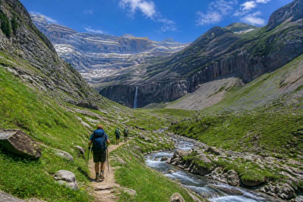 découvrez la randonnée au mont perdu en espagne avec des itinéraires de 2 jours au départ de gavarnie. explorez des paysages spectaculaires et vivez une aventure inoubliable en pleine nature.